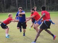 学生 playing flag football