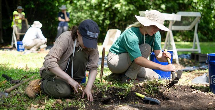 十大玩彩信誉平台 senior Grace Barrentine, 左, swiched her major to archaeology after taking an introductory class. She also is studying biology and plans to combine her two passions by becoming an underwater archaeologist.